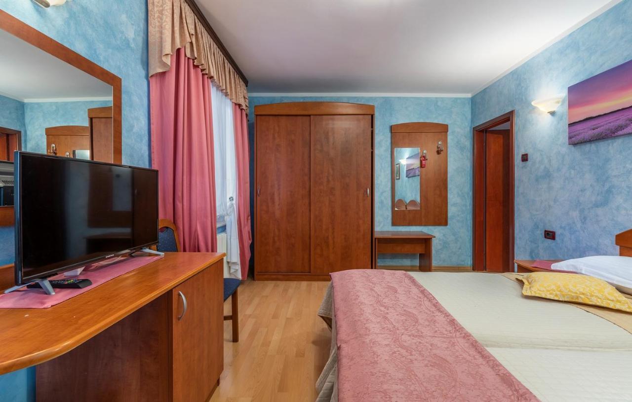 Apartments And Rooms Laura Pazin Exterior photo
