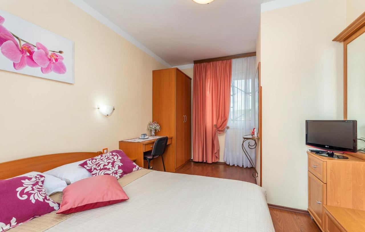 Apartments And Rooms Laura Pazin Exterior photo