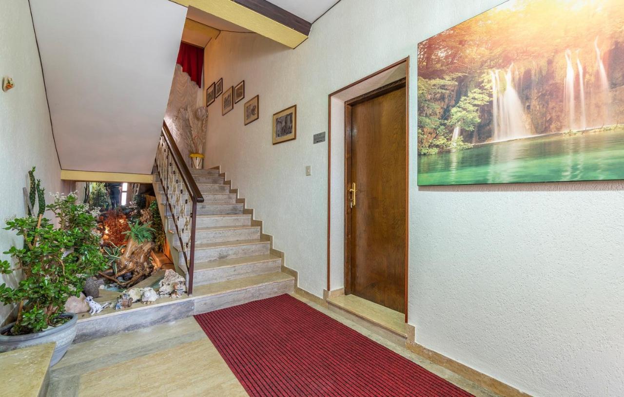 Apartments And Rooms Laura Pazin Exterior photo