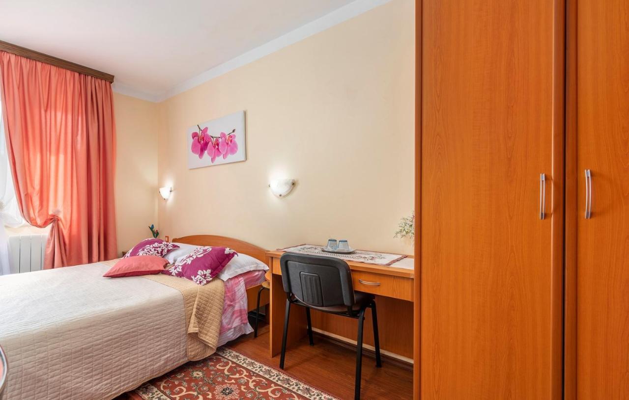 Apartments And Rooms Laura Pazin Exterior photo