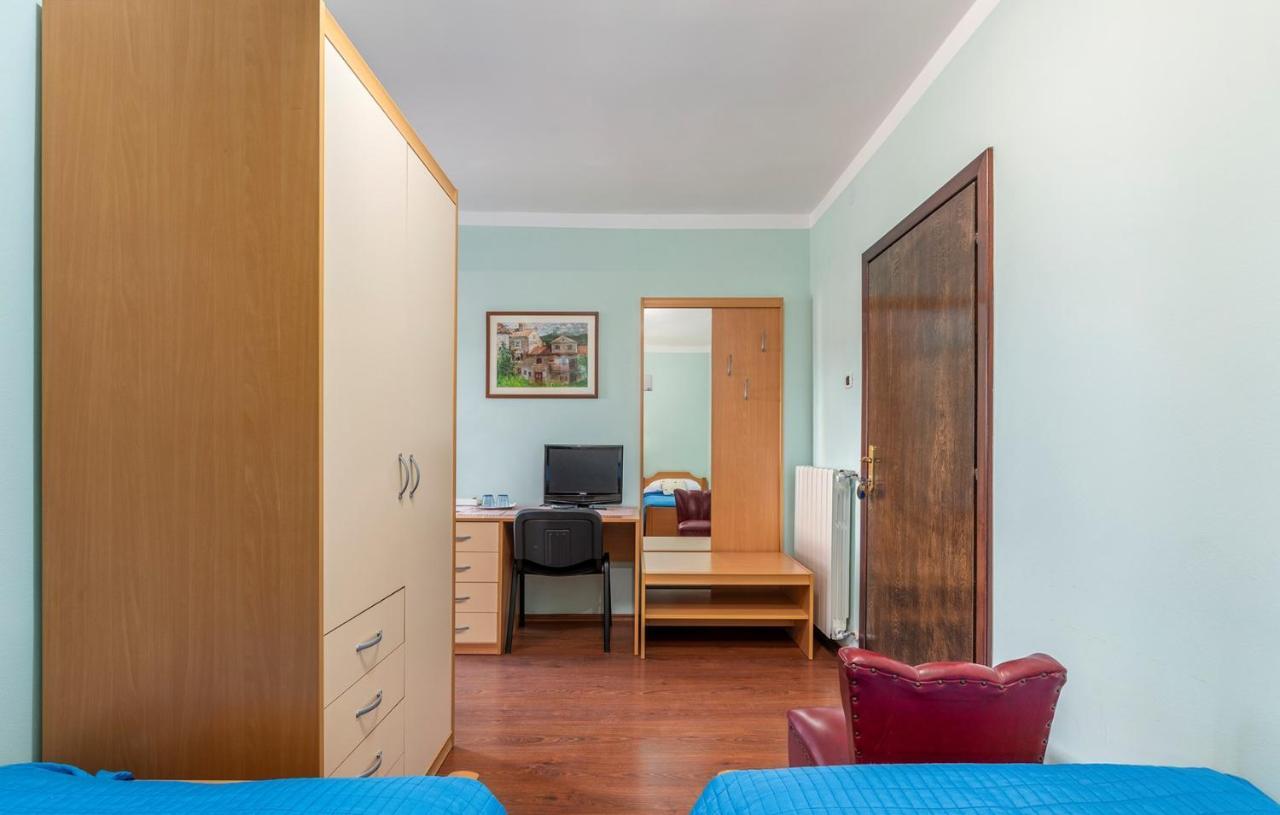 Apartments And Rooms Laura Pazin Exterior photo
